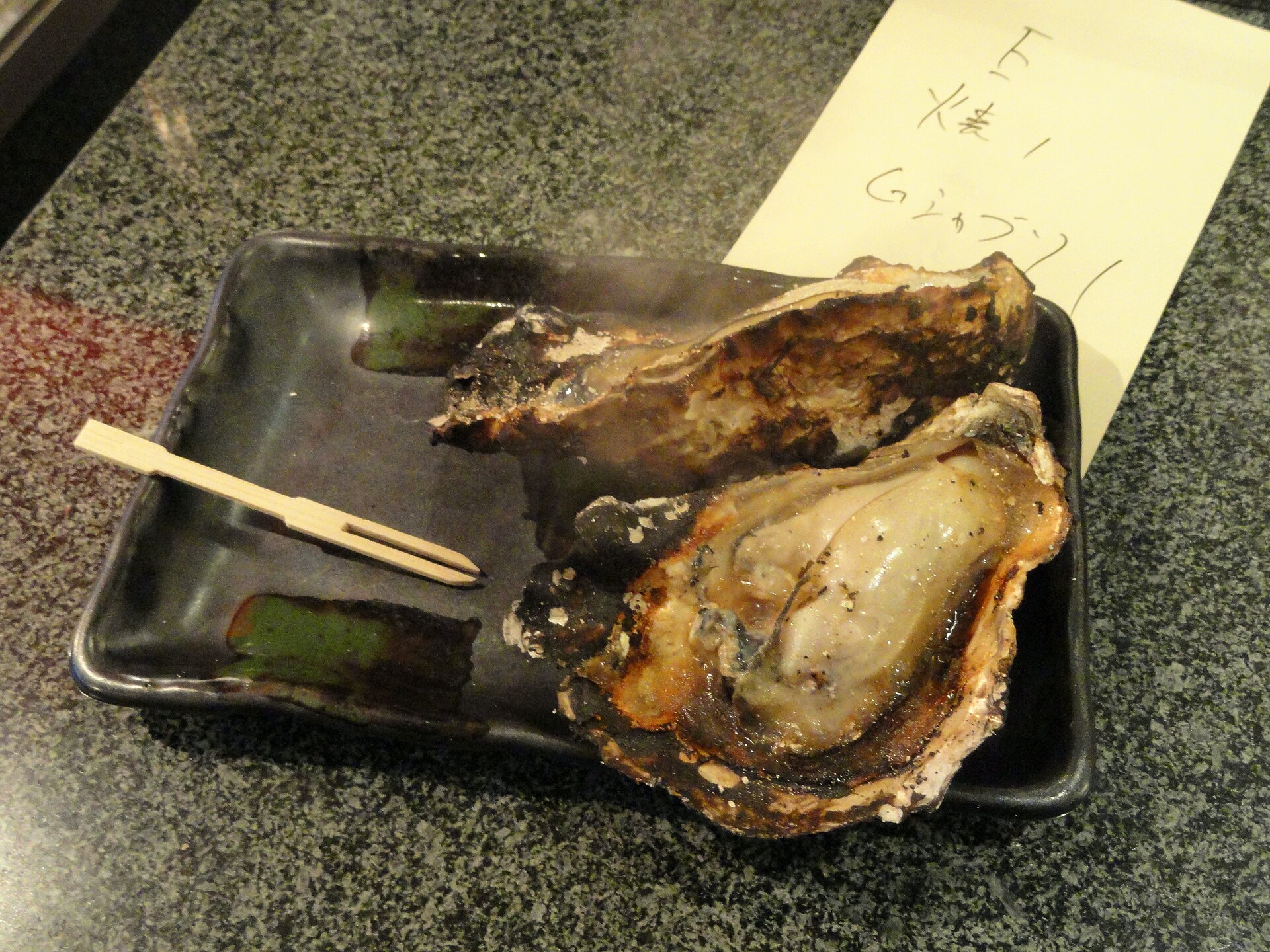 宮島で網焼きにされる殻付き牡蠣