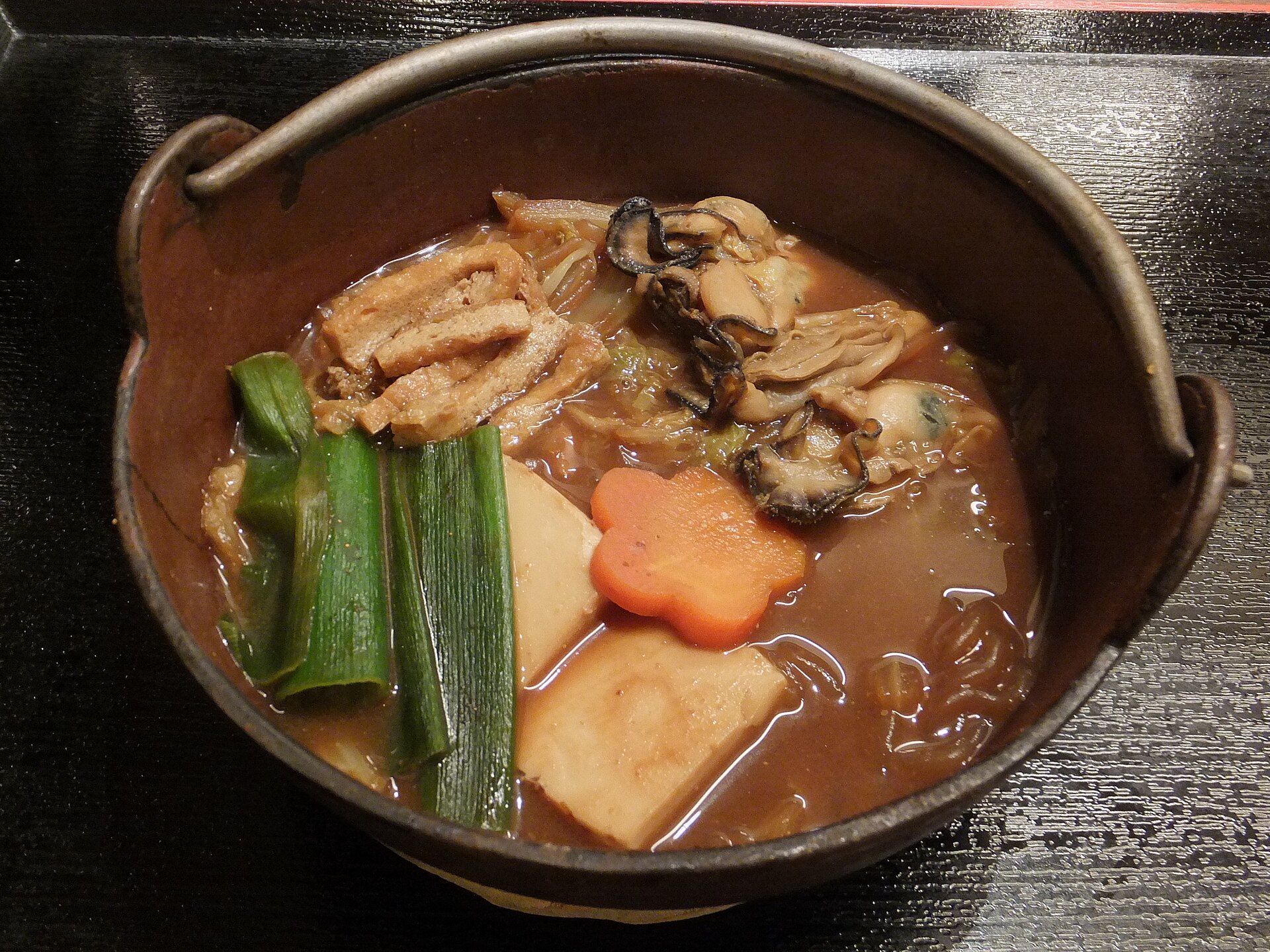 味噌を土鍋の縁に塗って煮込んだ牡蠣の土手鍋